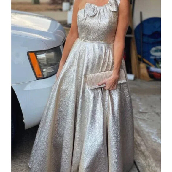 Mac Duggal Gold Metallic Evening Dress Gown Size 6 NWT Gold One Shoulder - Picture 4 of 9